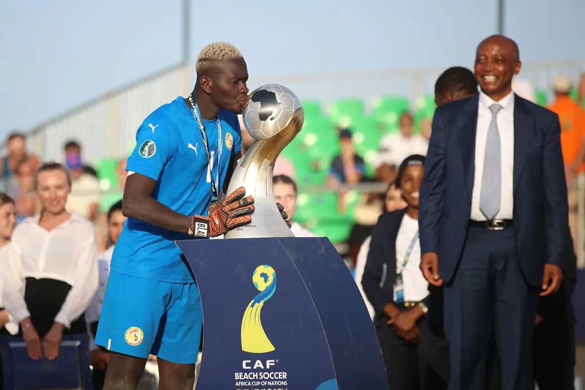 Al Seyni Ndiaye nommé ambassadeur mondial du beach soccer ! - wiwsport CAF President Patrice Motsepe hands over trophy during the 2024 Beach Soccer Africa Cup of Nations Final Match between Senegal and Mauritania in Hurghada BS Arena, Egypt on 26 October 2024 ©Weam Mostafa/BackpagePix