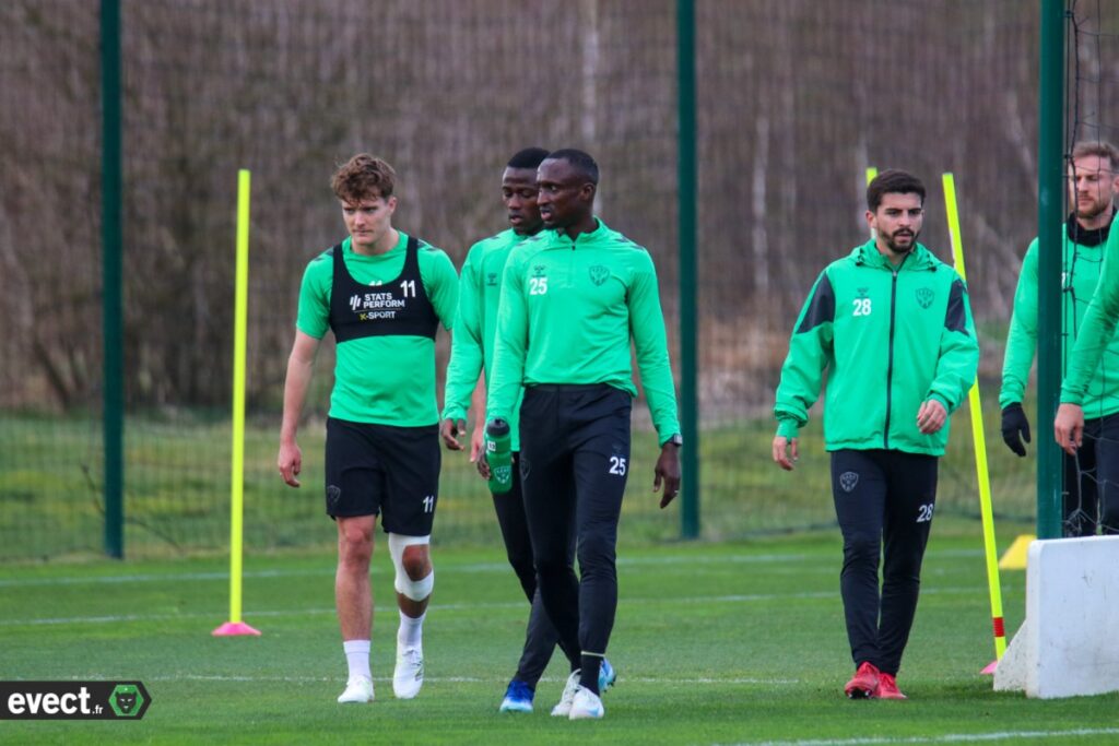 Ligue 1 - Ibrahima Wadji signe son retour à l’entraînement avec Saint-Étienne ! - wiwsport Ligue 1 - Ibrahima Wadji signe son retour à l’entraînement avec Saint-Étienne ! - wiwsport