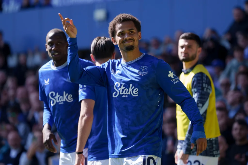 Everton : « Je ne suis pas entièrement satisfait », Iliman Ndiaye pointe ses axes d'amélioration - wiwsport Everton : « Je ne suis pas entièrement satisfait », Iliman Ndiaye pointe ses axes d'amélioration - wiwsport