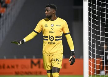 01 Bingourou KAMARA (pau) during the Ligue 2 BKT match between Stade Lavallois Mayenne Football Club and Pau Football Club at Stade Francis-Le Basser on December 16, 2023 in Laval, France. (Photo by Christophe Saidi/FEP/Icon Sport)