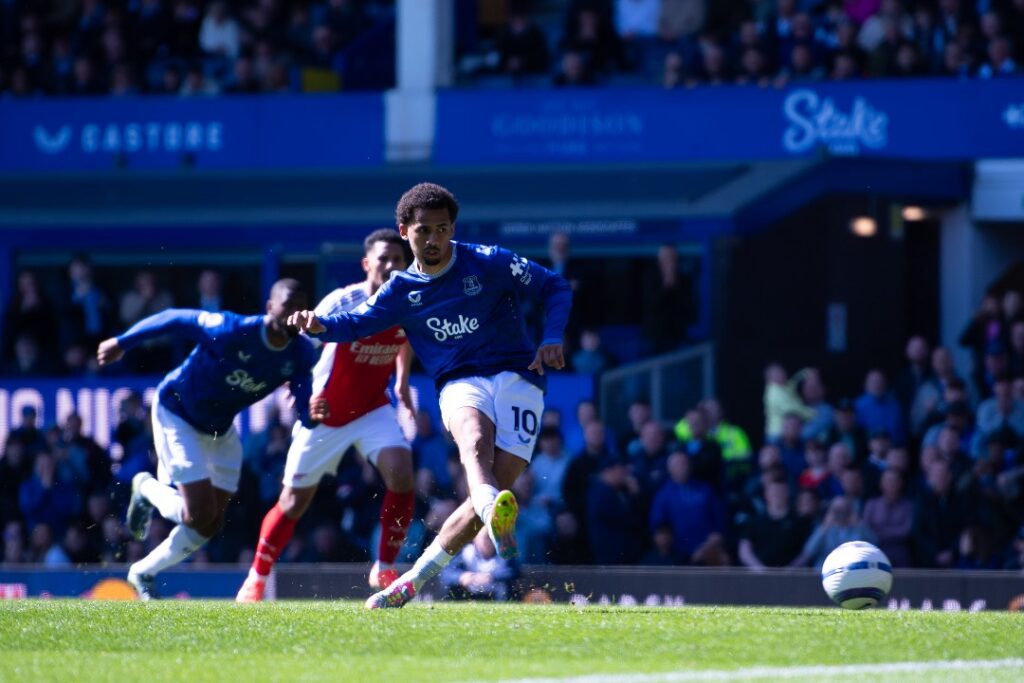 Premier League : Everton tient Arsenal en échec grâce à un but d'Iliman Ndiaye - wiwsport Premier League : Everton tient Arsenal en échec grâce à un but d'Iliman Ndiaye - wiwsport