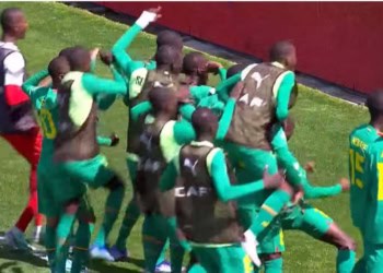 CAN U17 : Ibrahima Sory Sow marque sur coup franc dès la 7ᵉ minute contre la Gambie (1-0) - wiwsport