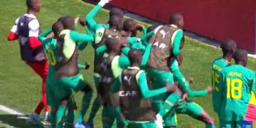 CAN U17 : Ibrahima Sory Sow marque sur coup franc dès la 7ᵉ minute contre la Gambie (1-0) - wiwsport
