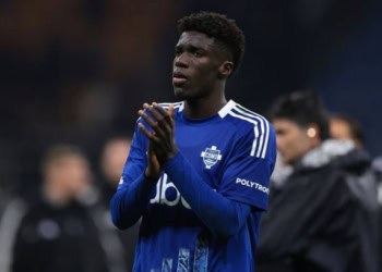 MILAN, ITALY - MARCH 15: Assane Diao of Como 1907 applauds the fans following the final whistle of the Serie A match between AC Milan and Como 1907 at Stadio Giuseppe Meazza on March 15, 2025 in Milan, Italy. (Photo by Jonathan Moscrop/Getty Images)