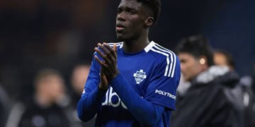 MILAN, ITALY - MARCH 15: Assane Diao of Como 1907 applauds the fans following the final whistle of the Serie A match between AC Milan and Como 1907 at Stadio Giuseppe Meazza on March 15, 2025 in Milan, Italy. (Photo by Jonathan Moscrop/Getty Images)