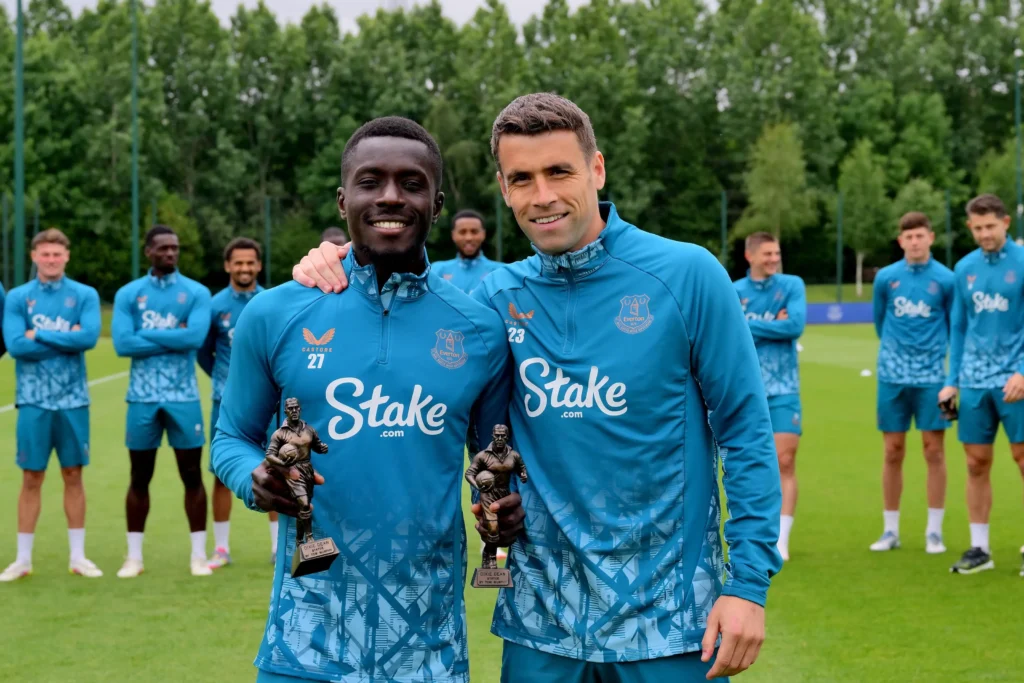 Everton : Idrissa Gana Gueye élu joueur de la saison par les supporters et les joueurs - wiwsport Everton : Idrissa Gana Gueye élu joueur de la saison par les supporters et les joueurs - wiwsport