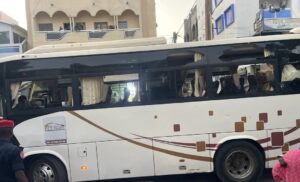 Ligue Pro : (Photos) Les images du bus du Jaraaf vandalisé après son match face à l’AS Pikine - wiwsport