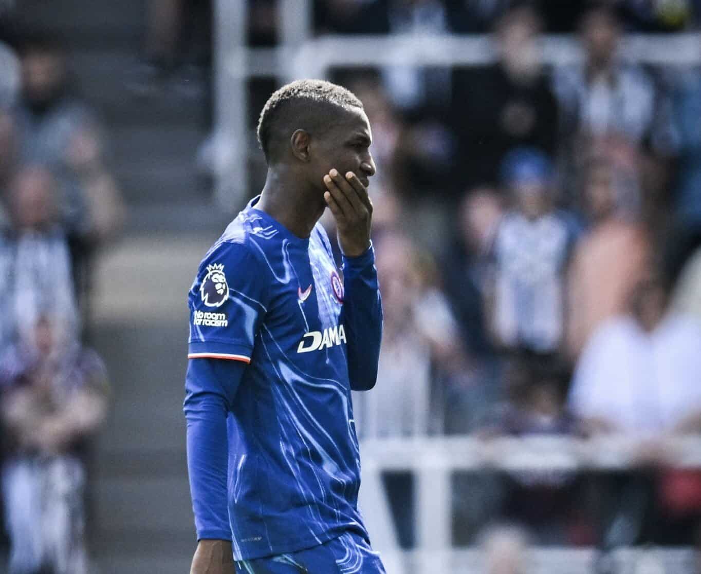 Premier League : Chelsea perd gros contre Newcastle et Nicolas Jackson pour la fin de saison - wiwsport Chelsea's Senegalese striker #15 Nicolas Jackson reacts as he leaves the pitch after receiving a red card following a tackle on Newcastle United's Dutch defender #04 Sven Botman during the English Premier League football match between Newcastle United and Chelsea at St James' Park in Newcastle-upon-Tyne, north east England on May 11, 2025. (Photo by ANDY BUCHANAN / AFP) / RESTRICTED TO EDITORIAL USE. No use with unauthorized audio, video, data, fixture lists, club/league logos or 'live' services. Online in-match use limited to 120 images. An additional 40 images may be used in extra time. No video emulation. Social media in-match use limited to 120 images. An additional 40 images may be used in extra time. No use in betting publications, games or single club/league/player publications. / (Photo by ANDY BUCHANAN/AFP via Getty Images)