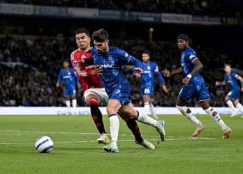 LONDON, ENGLAND - MAY 16: Pedro Neto of Chelsea is challenged by Casemiro of Manchester United during the Premier League match between Chelsea FC and Manchester United FC at Stamford Bridge on May 16, 2025 in London, England. (Photo by Darren Walsh/Chelsea FC via Getty Images)