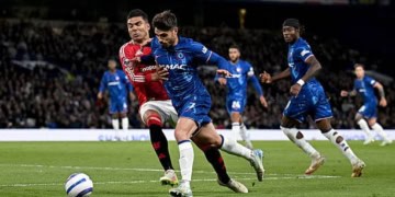 LONDON, ENGLAND - MAY 16: Pedro Neto of Chelsea is challenged by Casemiro of Manchester United during the Premier League match between Chelsea FC and Manchester United FC at Stamford Bridge on May 16, 2025 in London, England. (Photo by Darren Walsh/Chelsea FC via Getty Images)