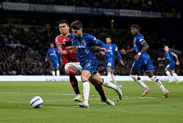 Premier League : Chelsea frappe un grand coup en battant Manchester United - wiwsport LONDON, ENGLAND - MAY 16: Pedro Neto of Chelsea is challenged by Casemiro of Manchester United during the Premier League match between Chelsea FC and Manchester United FC at Stamford Bridge on May 16, 2025 in London, England. (Photo by Darren Walsh/Chelsea FC via Getty Images)