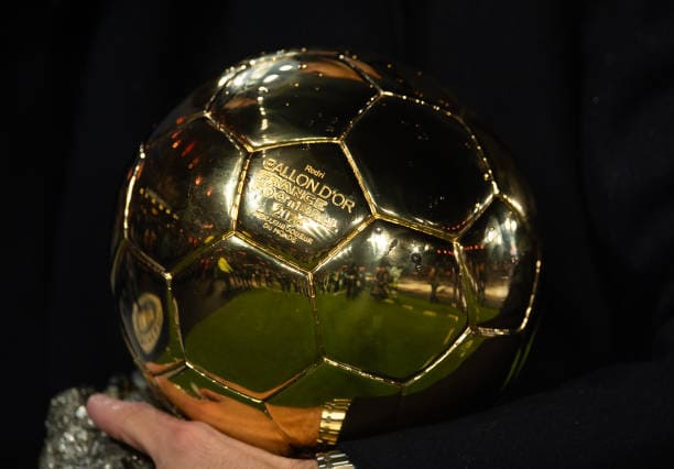 Ballon d'Or 2025 : La cérémonie se tiendra le 22 septembre avec des nouveautés annoncées - wiwsport MANCHESTER, ENGLAND - NOVEMBER 23: A detailed view of the Ballon d'Or award won by Rodri of Manchester City prior to the Premier League match between Manchester City FC and Tottenham Hotspur FC at Etihad Stadium on November 23, 2024 in Manchester, England. (Photo by Joe Prior/Visionhaus via Getty Images)