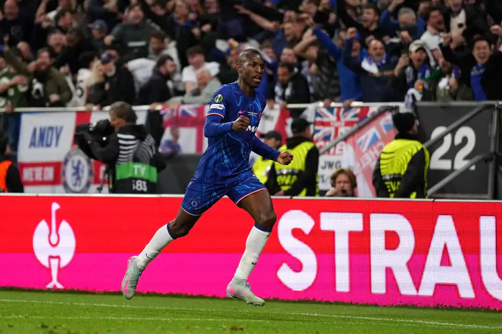 Foot : Buteur contre le Real Betis, Nicolas Jackson remporte la Ligue Conférence avec Chelsea et devient le premier Sénégalais à gagner la compétition - wiwsport