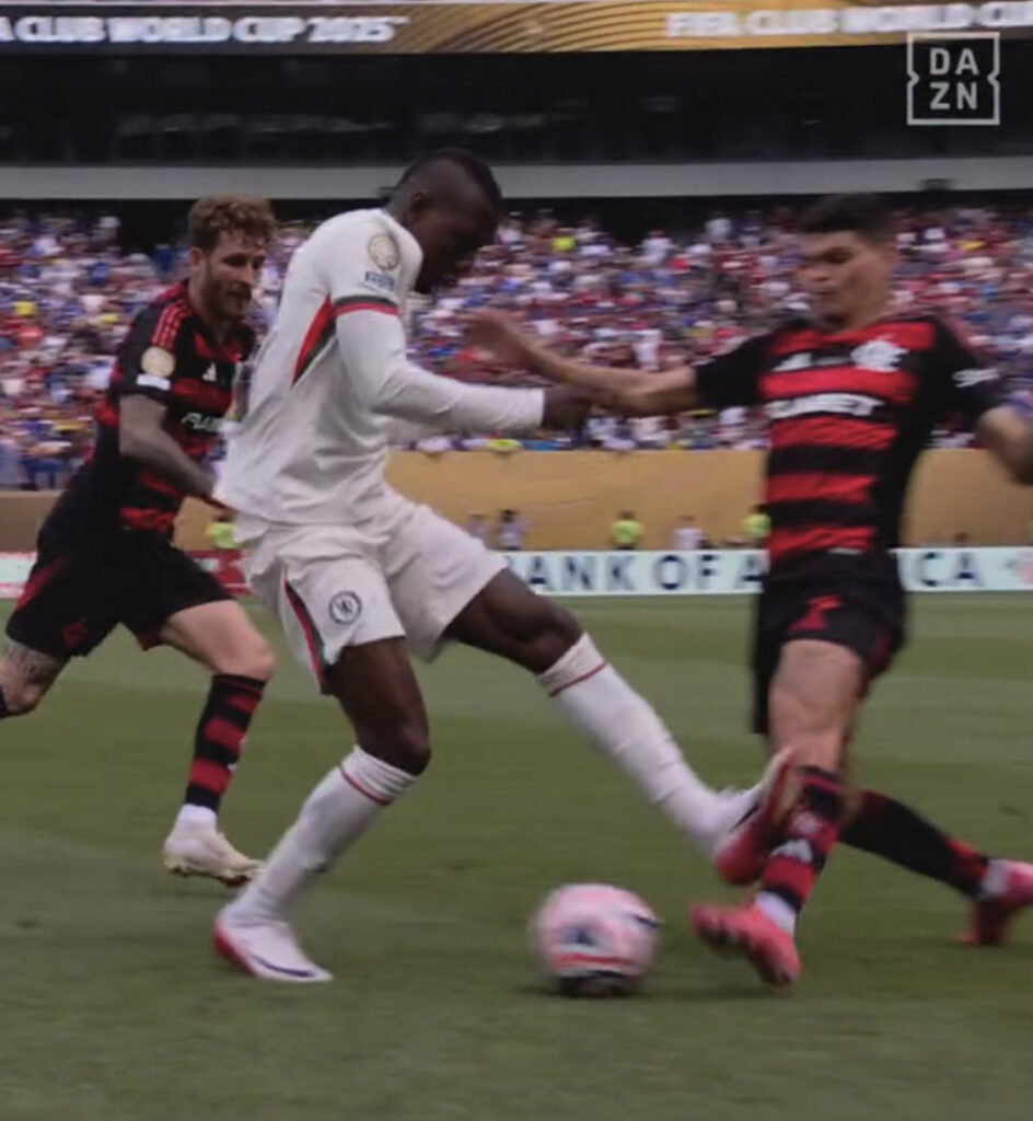 Coupe du Monde des Clubs : La terrible faute de Nicolas Jackson, expulsé contre Flamengo - wiwsport Coupe du Monde des Clubs : La terrible faute de Nicolas Jackson, expulsé contre Flamengo - wiwsport