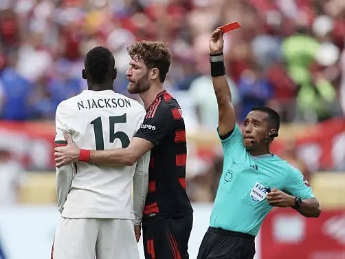 Coupe du Monde des Clubs : Chelsea et Nicolas Jackson voient rouge contre Flamengo - wiwsport PHILADELPHIA, PENNSYLVANIA - JUNE 20: Nicolas Jackson #15 of Chelsea FC is shown a red card by referee Ivan Barton during the FIFA Club World Cup 2025 group D match between CR Flamengo and Chelsea FC at Lincoln Financial Field on June 20, 2025 in Philadelphia, Pennsylvania. (Photo by Carl Recine - FIFA/FIFA via Getty Images)