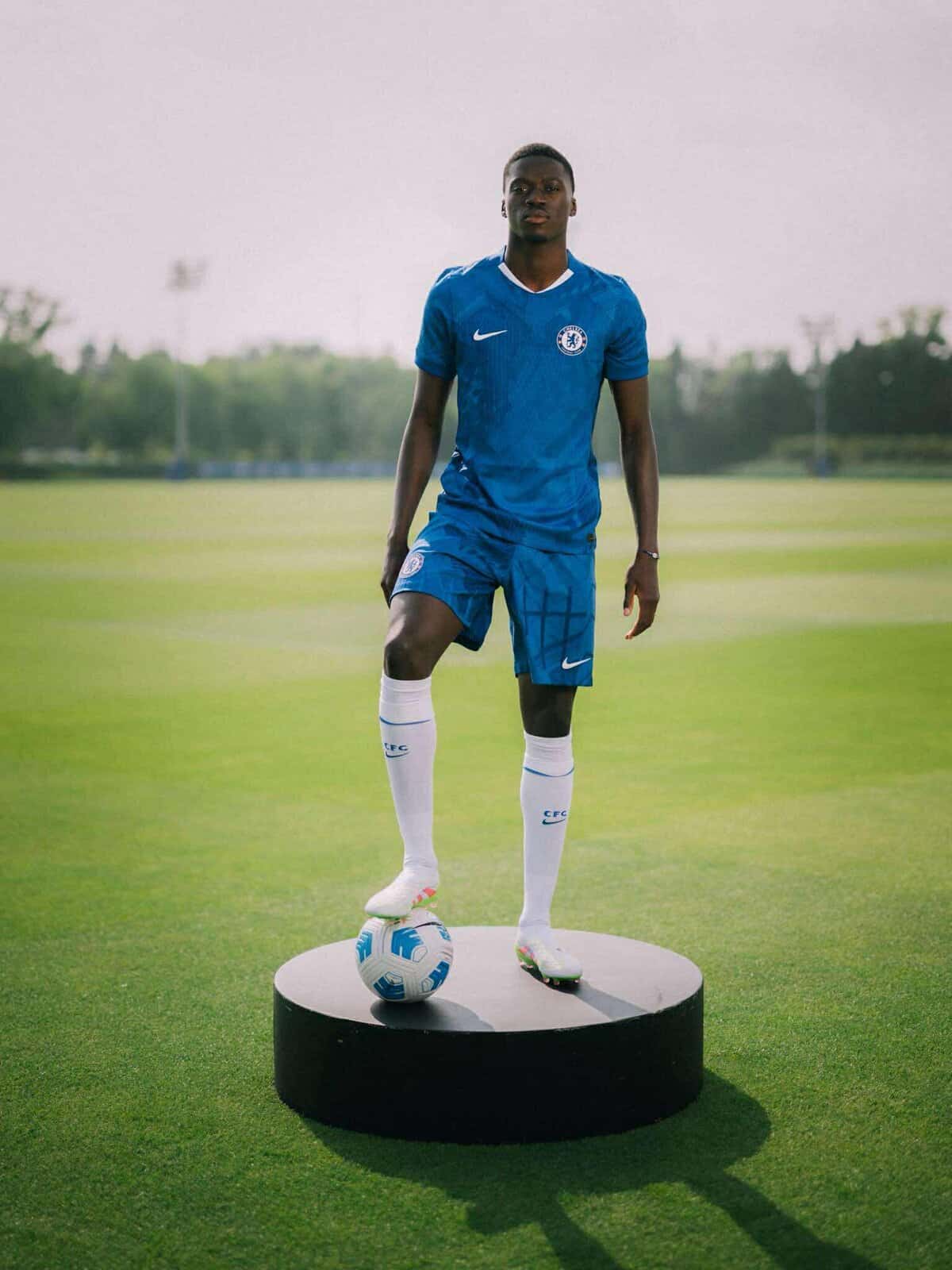 Mercato - Chelsea officialise la signature de Mamadou Sarr jusqu'en 2033 ! (Photos) - wiwsport