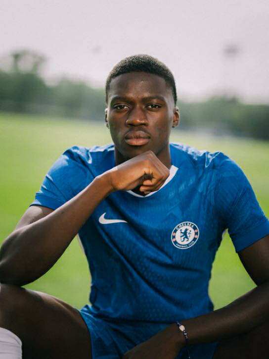 Mercato - Chelsea officialise la signature de Mamadou Sarr jusqu'en 2033 ! (Photos) - wiwsport