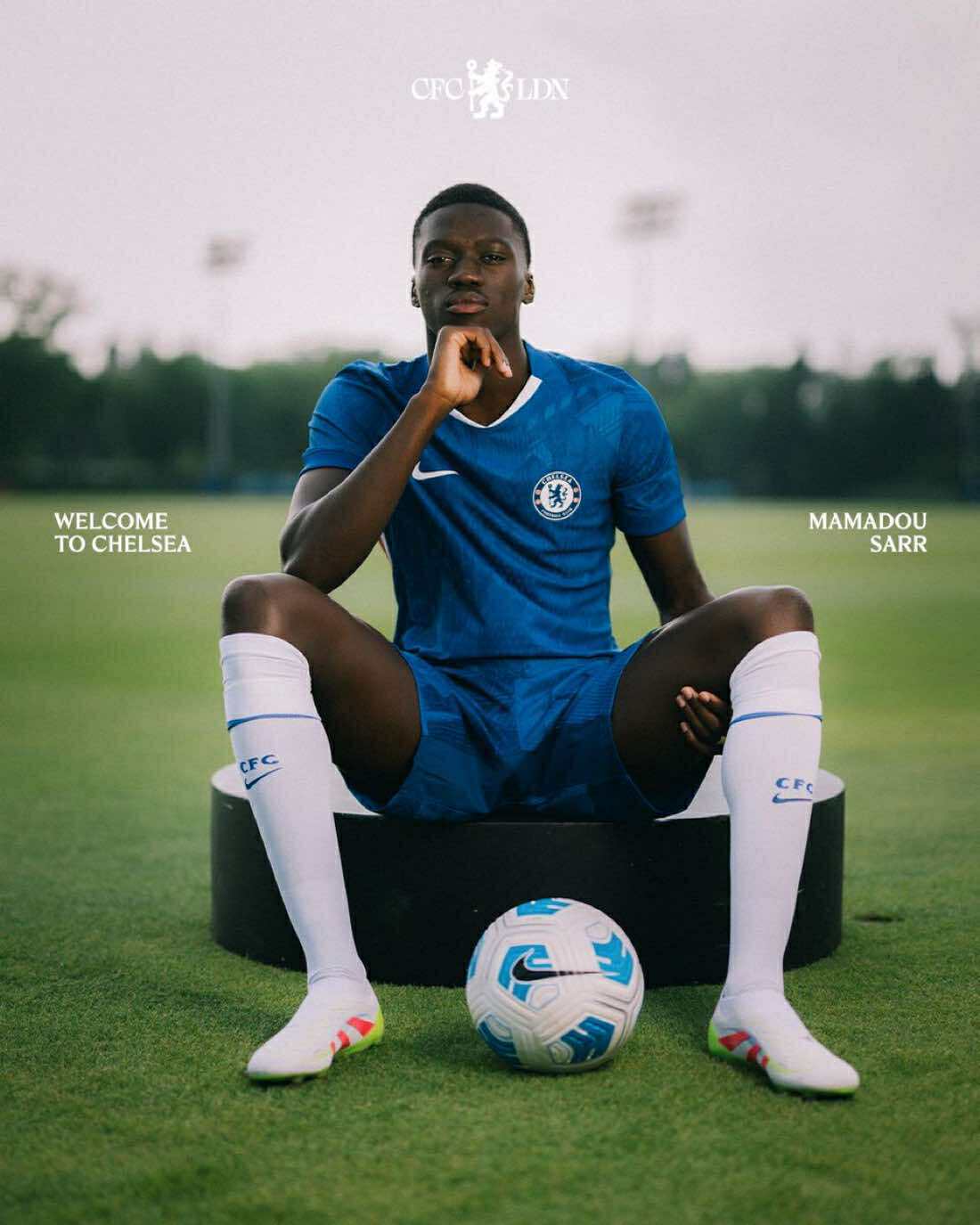 Mercato - Chelsea officialise la signature de Mamadou Sarr jusqu'en 2033 ! (Photos) - wiwsport