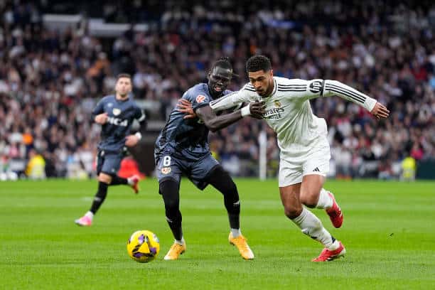 LaLiga 2025-2026 : Le coup d'envoi de la prochaine saison sera donné le week-end du 16-17 août ! - wiwsport MADRID, SPAIN - MARCH 09: Jude Bellingham of Real Madrid and Pathe Ciss of Rayo Vallecano in action during the Spanish League, LaLiga EA Sports, football match played between Real Madrid and Rayo Vallecano at Santiago Bernabeu stadium on March 09, 2025, in Madrid, Spain. (Photo By Oscar J. Barroso/Europa Press via Getty Images)