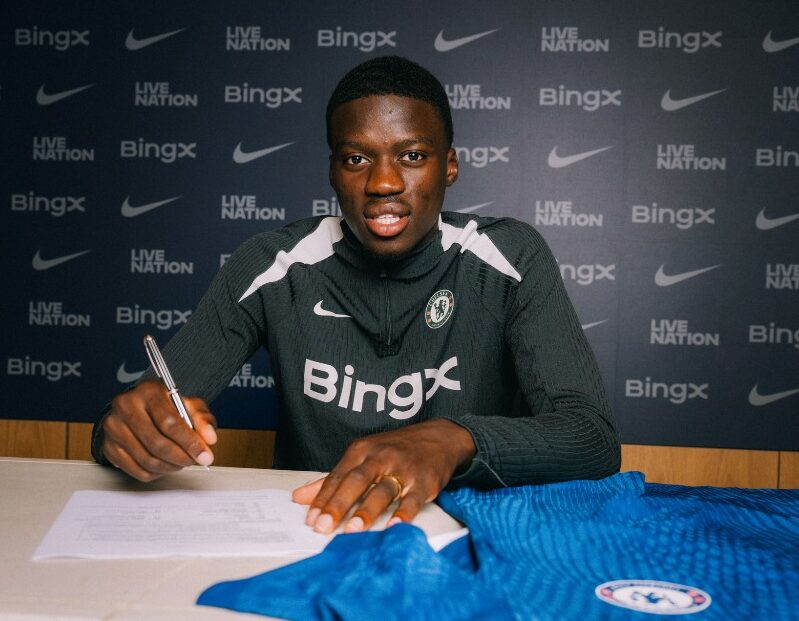 Mercato - Chelsea officialise la signature de Mamadou Sarr jusqu'en 2033 ! (Photos) - wiwsport