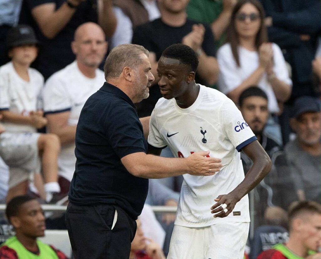 Tottenham : « Tu as fait de moi un meilleur joueur, une meilleure personne », le beau message d’adieu de Pape Matar Sarr à Ange Postecoglou - wiwsport Tottenham : « Tu as fait de moi un meilleur joueur, une meilleure personne », le beau message d’adieu de Pape Matar Sarr à Ange Postecoglou - wiwsport