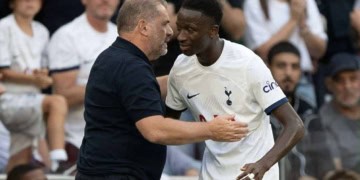 Tottenham : « Tu as fait de moi un meilleur joueur, une meilleure personne », le beau message d’adieu de Pape Matar Sarr à Ange Postecoglou - wiwsport