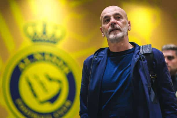 Saudi Pro League - Al-Nassr se sépare de Stefano Pioli, Jorge Jesus en approche ! - wiwsport RIYADH, SAUDI ARABIA - JANUARY 26: Stefano Pioli of Al-Nassr arrives to the stadium on January 26, 2025 in Riyadh, Saudi Arabia. (Photo by Al Nassr FC/Al Nassr FC via Getty Images)