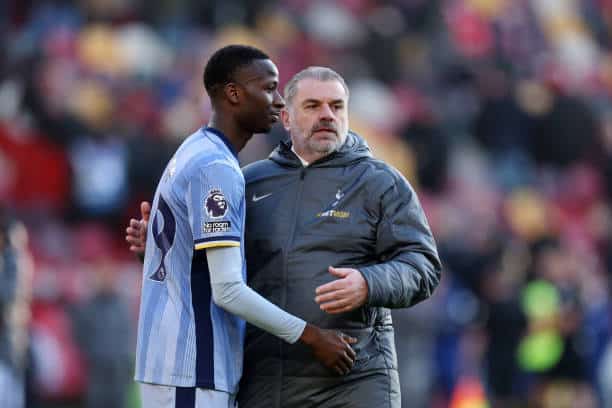 Angleterre - Ange postecoglou n'est plus le coach de Tottenham ! - wiwsport BRENTFORD, ENGLAND - FEBRUARY 02: Pape Matar Sarr of Tottenham Hotspur celebrates victory with Ange Postecoglou, Manager of Tottenham Hotspur, after the Premier League match between Brentford FC and Tottenham Hotspur FC at Brentford Community Stadium on February 02, 2025 in Brentford, England. (Photo by Ryan Pierse/Getty Images)