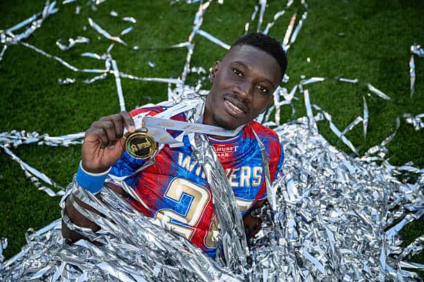 Crystal Palace négocie une vente pour sauver sa particpiation à la Ligue Europa - wiwsport LONDON, ENGLAND - MAY 17: Ismaila Sarr of Crystal Palace celebrates with a medal after winning the Emirates FA Cup Final match between Crystal Palace and Manchester City at Wembley Stadium on May 17, 2025 in London, England. (Photo by Sebastian Frej/Getty Images)