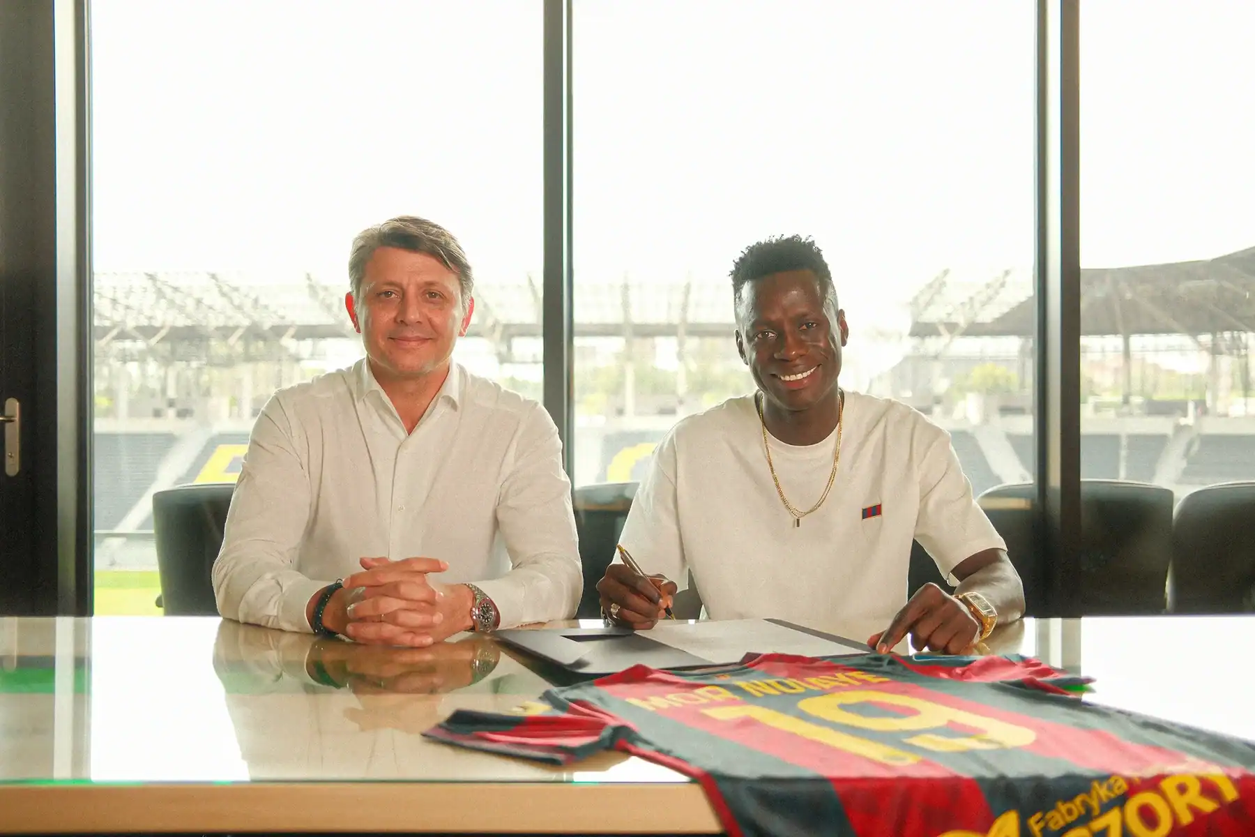 Mercato : Mor Ndiaye rejoint officiellement le Pogoń Szczecin - wiwsport Mercato : Mor Ndiaye rejoint officiellement le Pogoń Szczecin - wiwsport