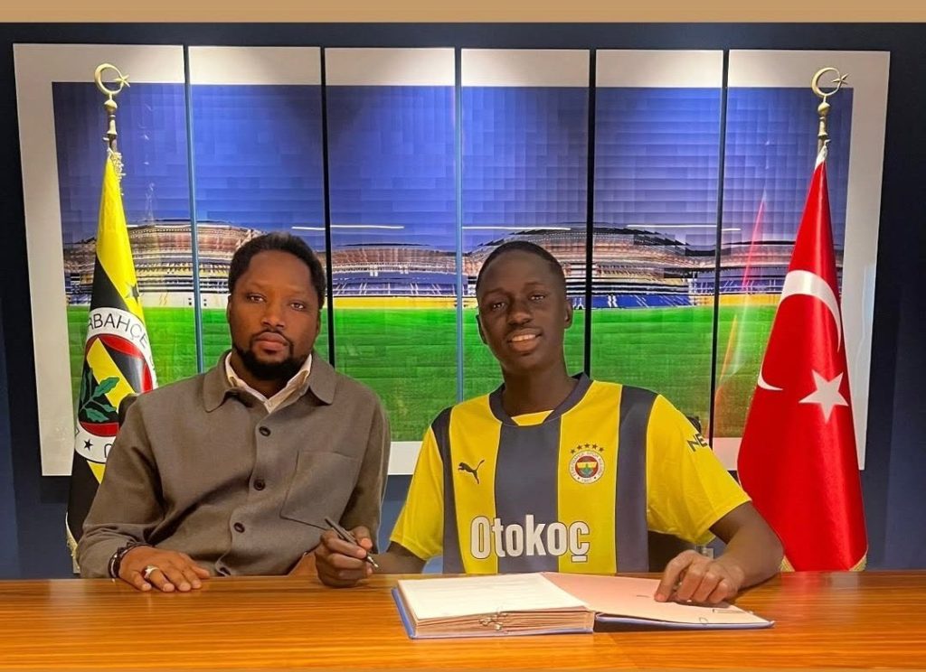 Mercato : Abdou Aziz Fall signe officiellement pour 5 ans avec Fenerbahçe - wiwsport Mercato : Abdou Aziz Fall signe officiellement pour 5 ans avec Fenerbahçe - wiwsport