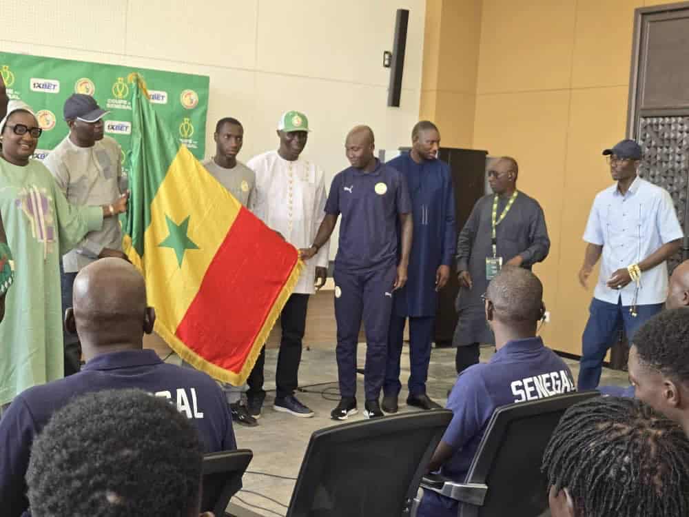 CHAN 2025 : Remise de drapeau - les Lions locaux exhortés à confirmer leur exploit d’Algérie - wiwsport CHAN 2025 : Remise de drapeau - les Lions locaux exhortés à confirmer leur exploit d’Algérie - wiwsport