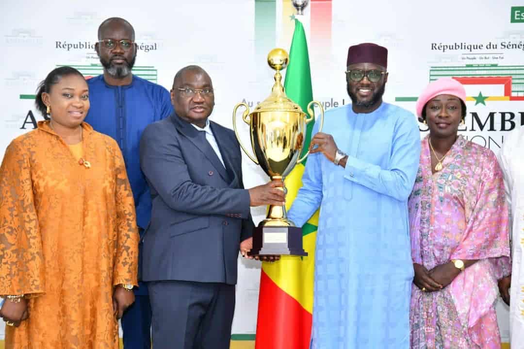 Coupe du Sénégal - Le Président de l’Assemblée nationale remet le Trophée de la finale féminine à la FSBB ! - wiwsport Coupe du Sénégal - Le Président de l’Assemblée nationale remet le Trophée de la finale féminine à la FSBB ! - wiwsport