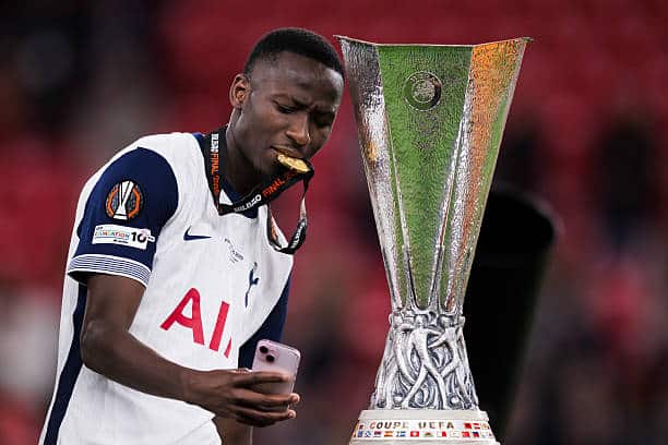 Tottenham : Pape Matar Sarr a offert sa médaille de Ligue Europa à sa mère, « j'espère qu'elle me la ramènera contre le PSG » - wiwsport Tottenham : Pape Matar Sarr a offert sa médaille de Ligue Europa à sa mère, « j'espère qu'elle me la ramènera contre le PSG » - wiwsport