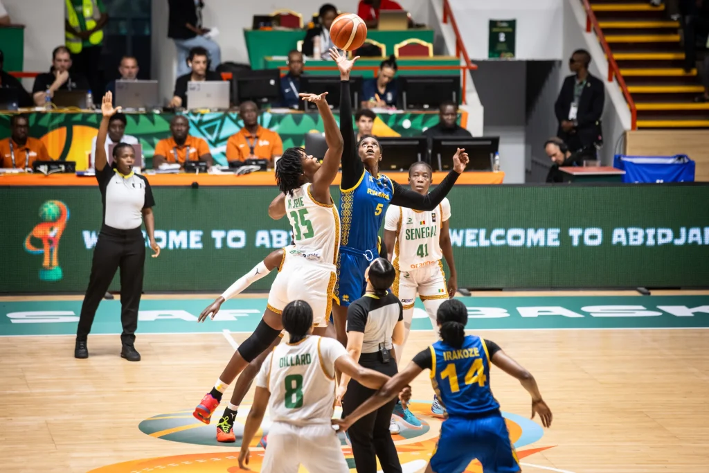 AfroBasket 2025 : Les Lionnes corrigent le Rwanda (80-37) et donnent rendez-vous à la Côte d'Ivoire en quarts - wiwsport AfroBasket 2025 : Les Lionnes corrigent le Rwanda (80-37) et donnent rendez-vous à la Côte d'Ivoire en quarts - wiwsport