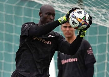 CHATILLON, ITALY - JULY 13: Goalkeeper Alfred Gomis of Palermo in action during a pre-season training camp at Stadio Ernesto Brunod on July 13, 2025 in Chatillon, Italy. (Photo by Tullio Puglia/Getty Images)