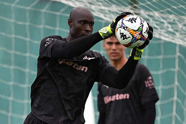 Palerme - Coup dur pour Alfred Gomis, victime d'une fracture du radius - wiwsport CHATILLON, ITALY - JULY 13: Goalkeeper Alfred Gomis of Palermo in action during a pre-season training camp at Stadio Ernesto Brunod on July 13, 2025 in Chatillon, Italy. (Photo by Tullio Puglia/Getty Images)