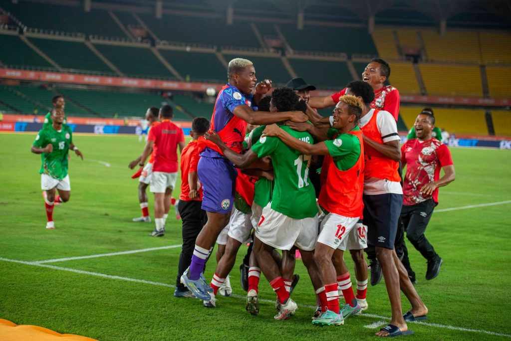 CHAN 2025 : Madagascar élimine le Kenya aux tirs au but et décroche le premier billet pour les demi-finales - wiwsport CHAN 2025 : Madagascar élimine le Kenya aux tirs au but et décroche le premier billet pour les demi-finales - wiwsport