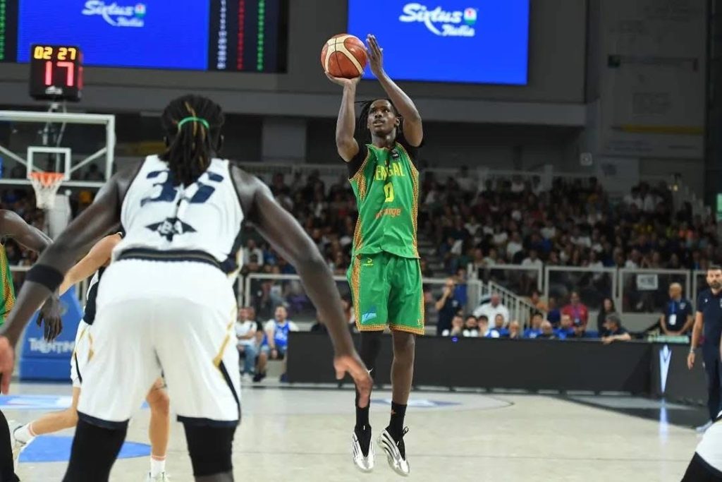 Afrobasket 2025 - Les Lions de retour à Dakar ce soir : remise de drapeau prévue ce jeudi ! - wiwsport Afrobasket 2025 - Les Lions de retour à Dakar ce soir : remise de drapeau prévue ce jeudi ! - wiwsport