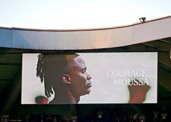 ANDERLECHT, BELGIUM - AUGUST 21 : Supporters of RSC Anderlecht honouring the deceased brother of Ndiaye Moussa defender of RSC Anderlecht during the UEFA Conference League 2025/26 play-off round first leg between RSC Anderlecht and AEK Athens on August 21, 2025 in Anderlecht, Belgium, 21/08/2025 ( Photo by Nico Vereecken / PhotoNews via Getty Images)