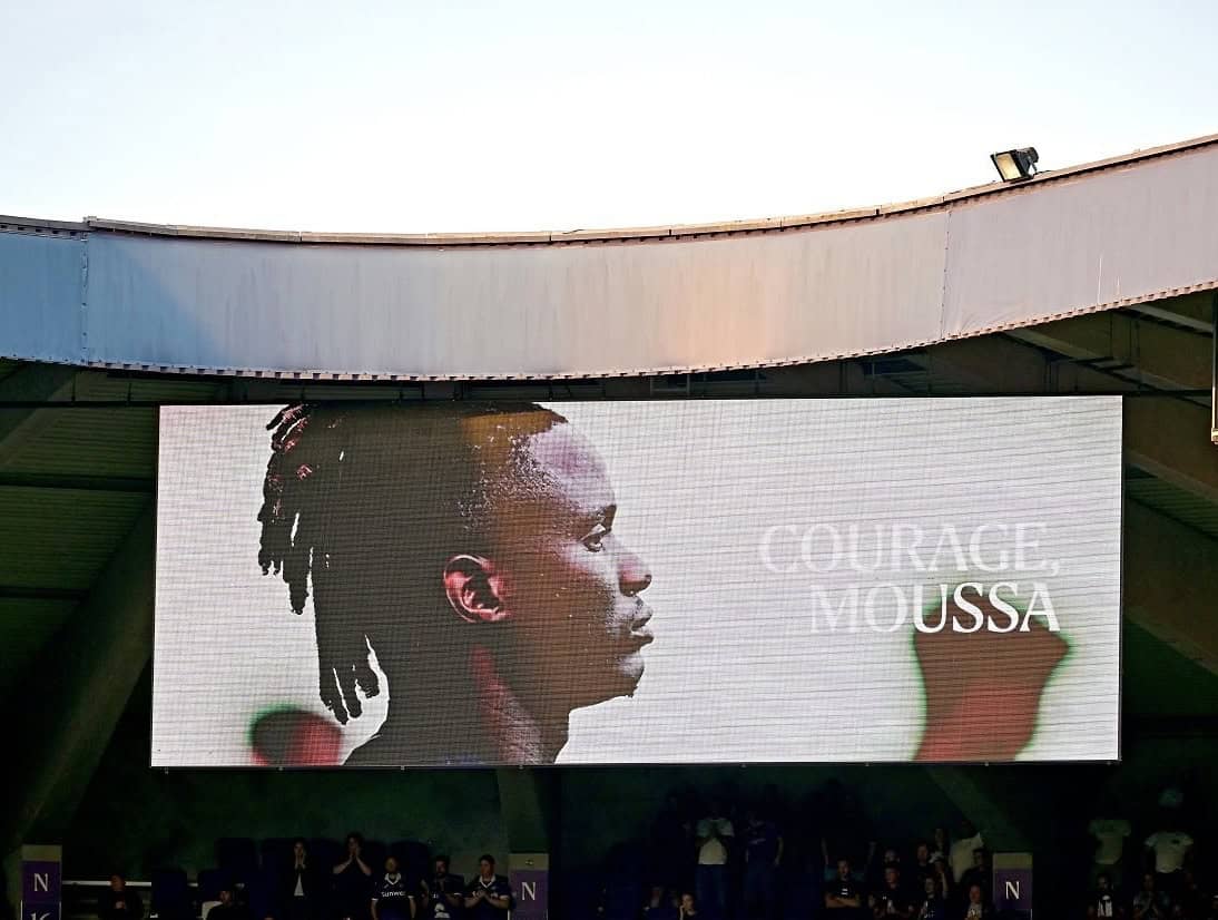 Anderlecht : Le beau message de soutien à Moussa Ndiaye après le décès de son jeune frère - wiwsport ANDERLECHT, BELGIUM - AUGUST 21 : Supporters of RSC Anderlecht honouring the deceased brother of Ndiaye Moussa defender of RSC Anderlecht during the UEFA Conference League 2025/26 play-off round first leg between RSC Anderlecht and AEK Athens on August 21, 2025 in Anderlecht, Belgium, 21/08/2025 ( Photo by Nico Vereecken / PhotoNews via Getty Images)