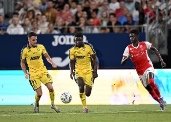 21 Steeve BEUSNARD (pau) - 09 Pathe MBOUP (pau) - 27 Adama BOJANG (sdr) during Ligue 2 BKT match between Pau and Reims at Nouste Camp on August 25, 2025 in Pau, France. (Photo by Anthony Bibard/FEP/Icon Sport via Getty Images)