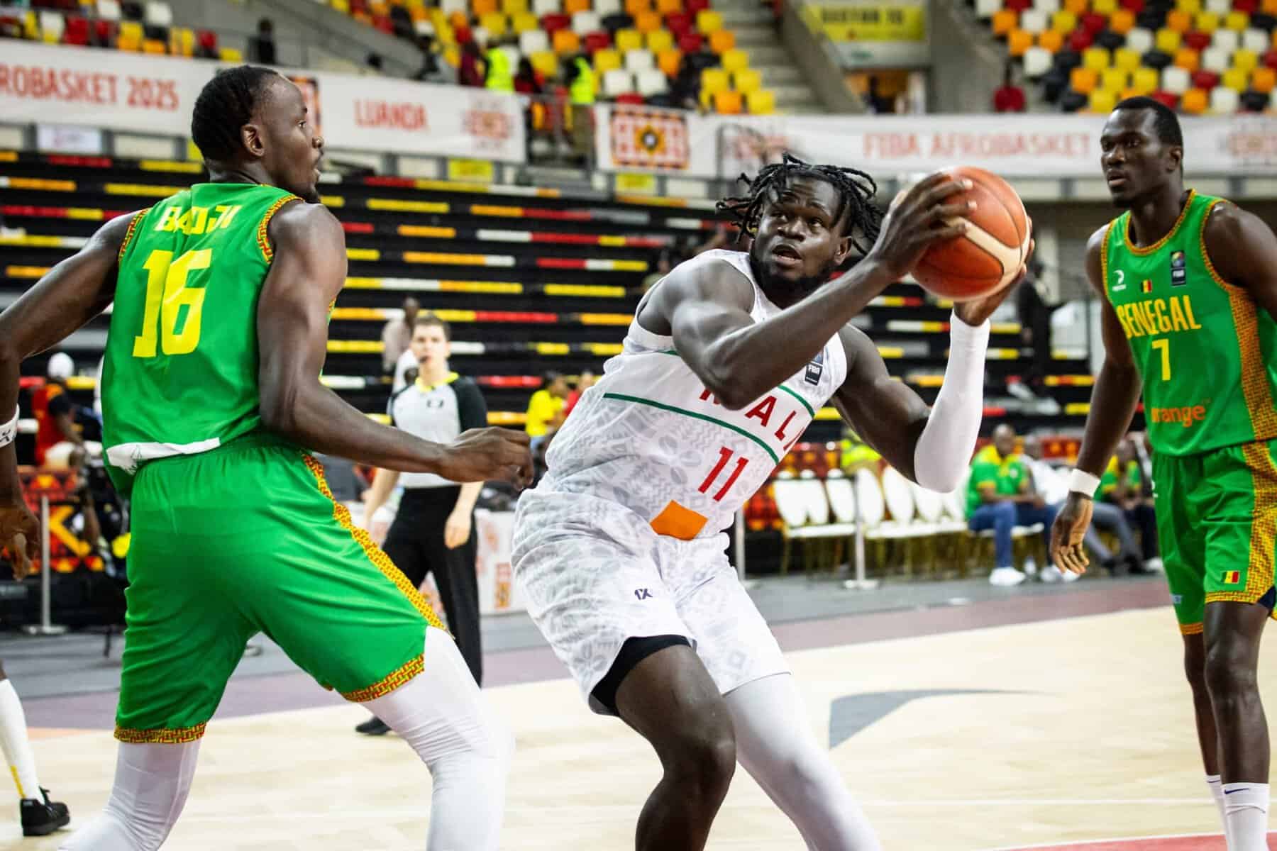 Afrobasket Angola 2025 : Les Lions derrière le Mali à la pause (35-43) - wiwsport Afrobasket Angola 2025 : Les Lions derrière le Mali à la pause (35-43) - wiwsport
