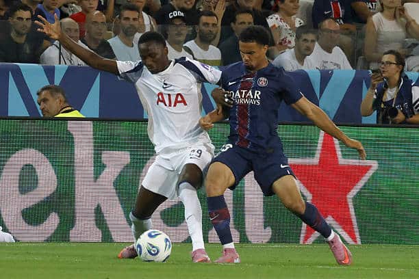 Supercoupe UEFA – Le PSG renverse Tottenham de Pape Matar Sarr et s’impose aux tirs au but - wiwsport UDINE, ITALY, AUGUST 13:
Pape Sarr (L), of Tottenham, and Warren Zaire-Emery (R), of Paris Saint-Germain, fight for the ball during the UEFA Super Cup football final match between Paris Saint-Germain and Tottenham at the Stadio Friuli in Udine, Italy, on August 13, 2025. (Photo by Riccardo De Luca/Anadolu via Getty Images)