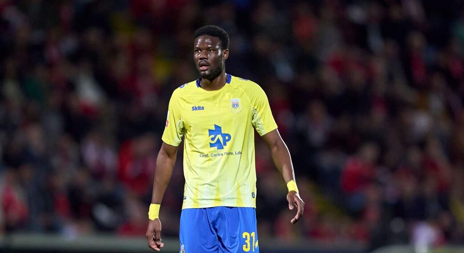 Mercato : Mamadou Loum est à Gijón pour passer sa visite médicale - wiwsport Mamadou Loum of FC Arouca looks on during the Liga Portugal Betclic match between FC Arouca and SL Benfica at Estadio Municipal de Arouca in Arouca, Portugal, on December 1, 2024. (Photo by Jose Manuel Alvarez Rey/JAR Sport Images/NurPhoto via Getty Images)