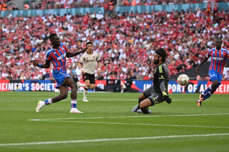 Ismaïla Sarr, au duel avec Alisson (Liverpool), a marqué quatre buts et délivré deux passes décisives en sept matchs contre les Reds !