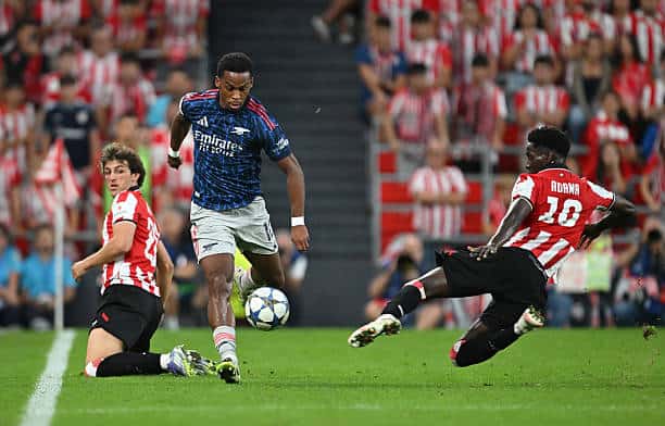 Ligue des Champions - Bilbao d'Adama Boiro perd à domicile contre Arsenal (0-2) - wiwsport BILBAO, SPAIN - SEPTEMBER 16: Jurrien Timber of Arsenal evades a tackle from Unai Gomez and Adama Boiro of Athletic Club during the UEFA Champions League 2025/26 League Phase MD1 match between Athletic Club and Arsenal FC at Estadio de San Mames on September 16, 2025 in Bilbao, Spain. (Photo by Stuart MacFarlane/Arsenal FC via Getty Images)