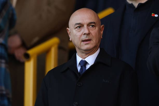 Angleterre - Daniel Levy quitte Tottenham après 25 ans de présidence ! - wiwsport WOLVERHAMPTON, ENGLAND - NOVEMBER 11: Daniel Levy the Chairman of Tottenham Hotspur during the Premier League match between Wolverhampton Wanderers and Tottenham Hotspur at Molineux on November 11, 2023 in Wolverhampton, United Kingdom. (Photo by Matthew Ashton - AMA/Getty Images)