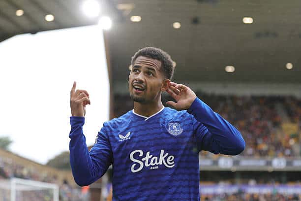 Mercato : Manchester United s’intéresserait à Iliman Ndiaye - wiwsport WOLVERHAMPTON, ENGLAND - AUGUST 30: Iliman Ndiaye of Everton celebrates after scoring their 2nd goal during the Premier League match between Wolverhampton Wanderers and Everton at Molineux on August 30, 2025 in Wolverhampton, England. (Photo by Simon Stacpoole/Offside/Offside via Getty Images)