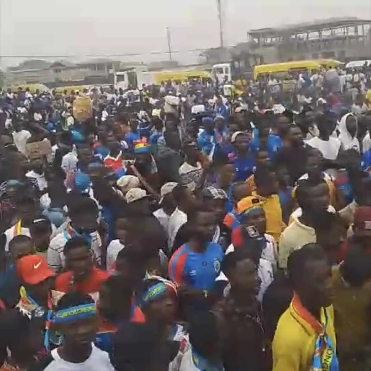 (Vidéo) Kinshasa en fusion : le Stade des Martyrs pris d’assaut ce mardi matin ! - wiwsport Screenshot